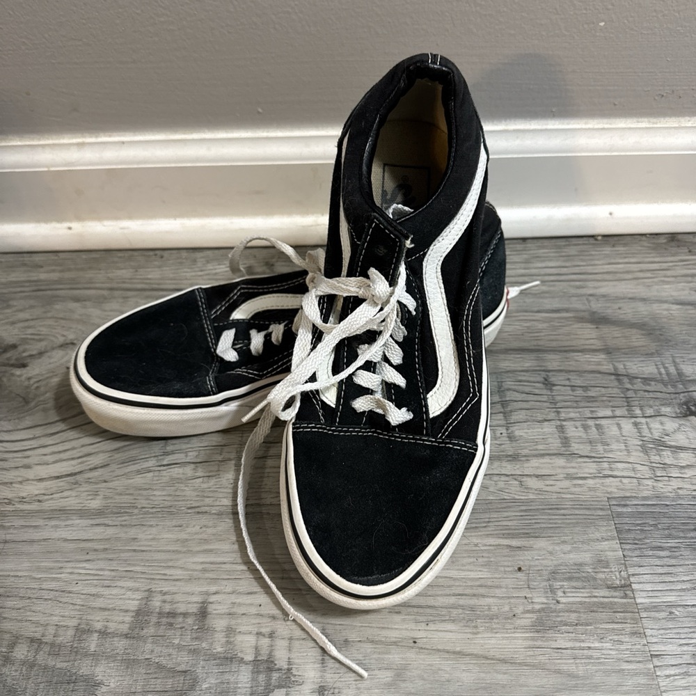 Vans of the Wall Black & White Sneakers. Men’s Size 5.5/ Women’s Size 7